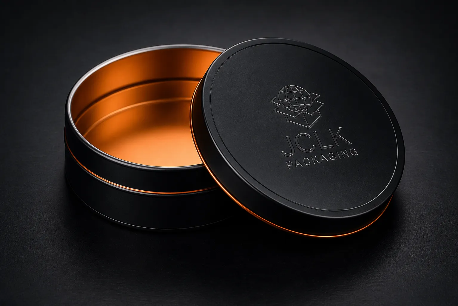 Boîte métal ronde ouverte avec marquage embossé JCLK — coffret collector